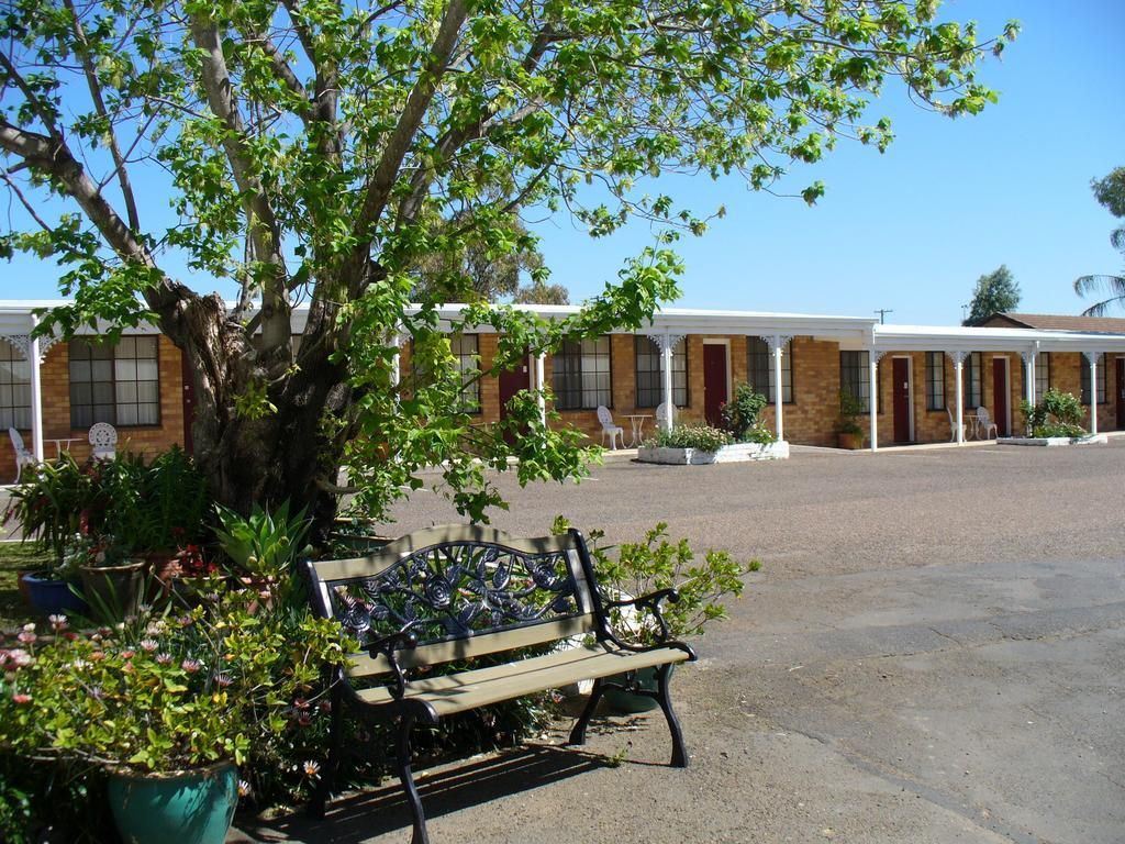 Colonial Motor Lodge