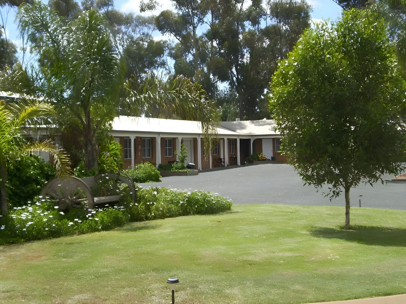 Colonial Motor Inn