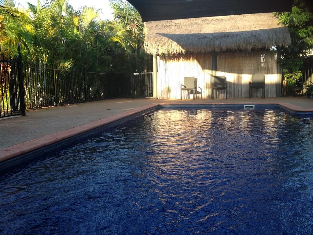 Breezes Apartments