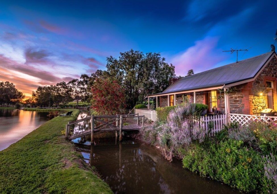 Stonewell Cottages & Vineyards