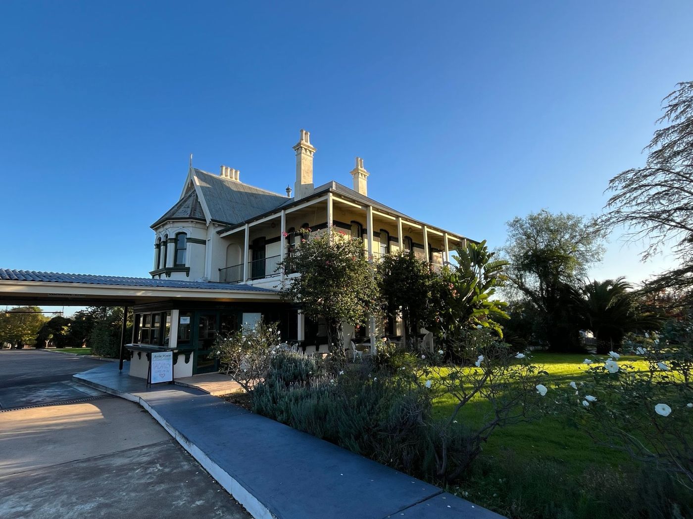 Airlie House Motor Inn