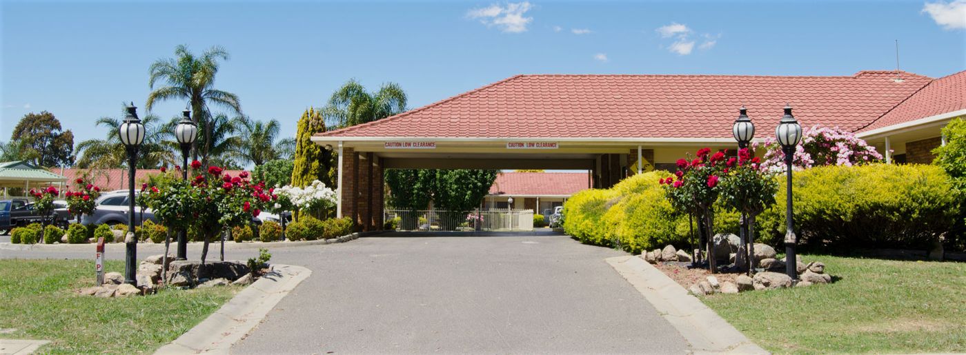 Pines Country Club Motor Inn