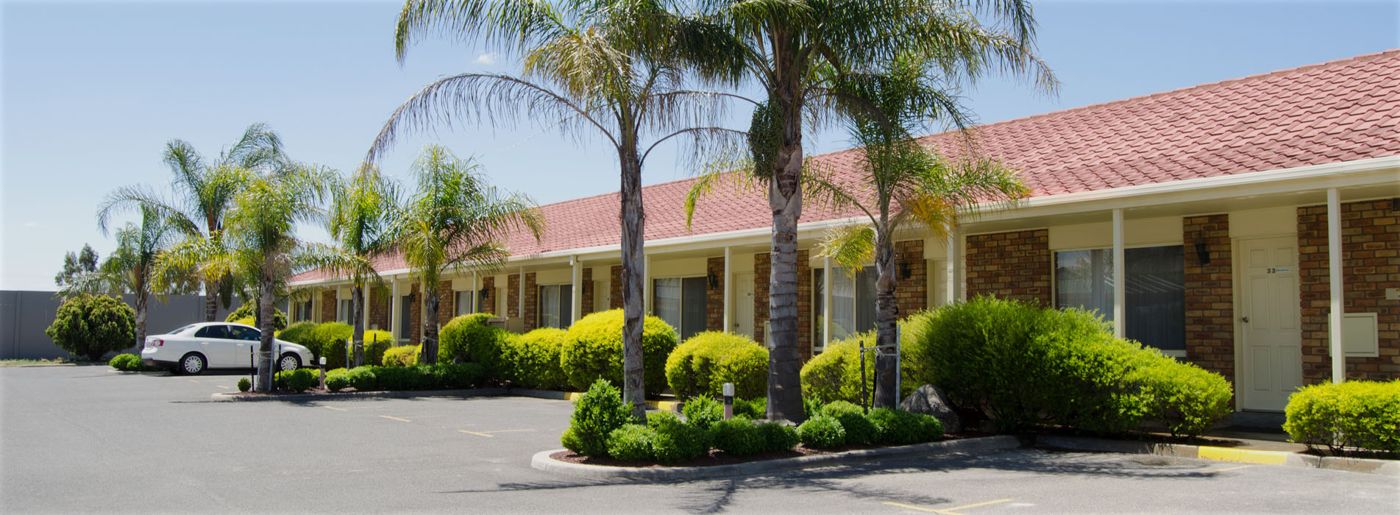 Pines Country Club Motor Inn