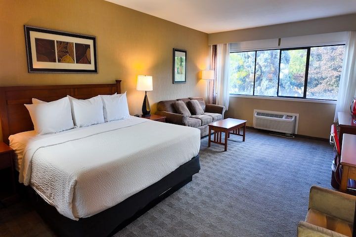Ramada by Wyndham Kelowna Hotel and Conference Center