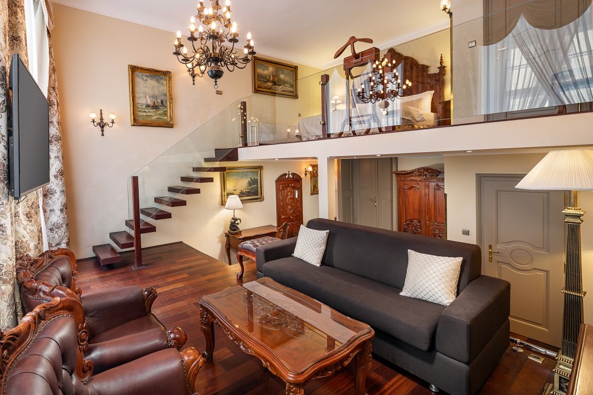 Iron Gate Hotel & Suites