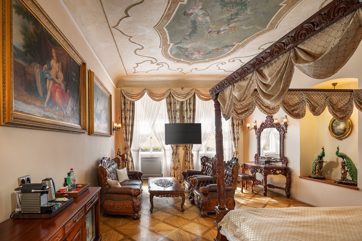 Iron Gate Hotel & Suites