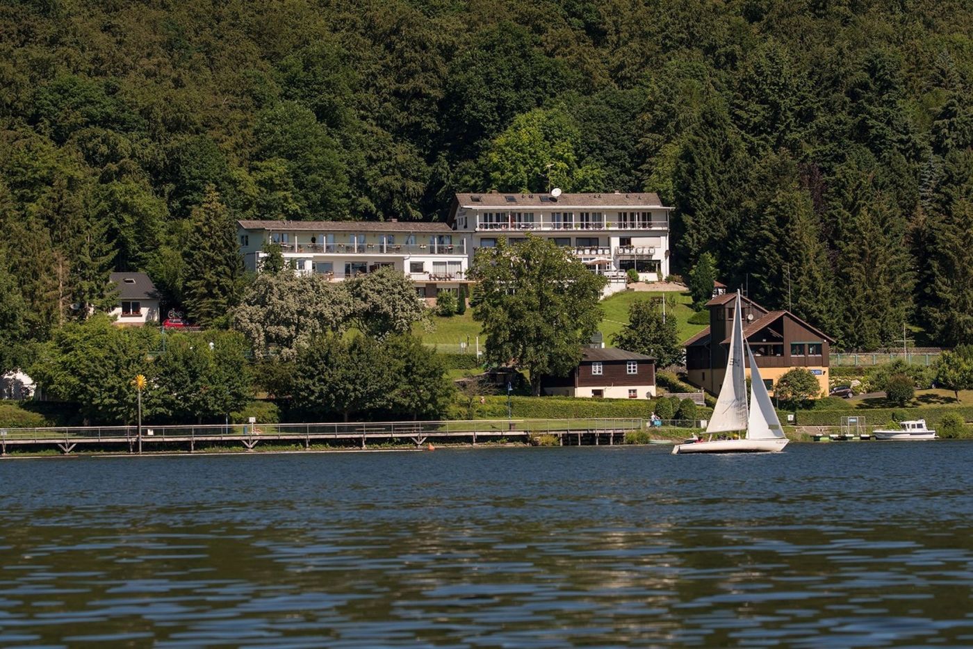 PlusNaturHotel „Waldhotel Wiesemann“ straight to Edersee strand