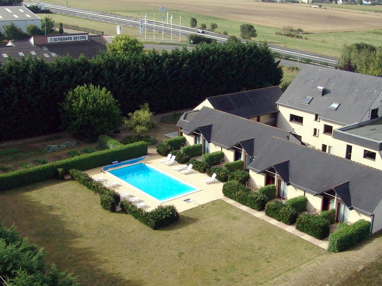 Les Dineux Village