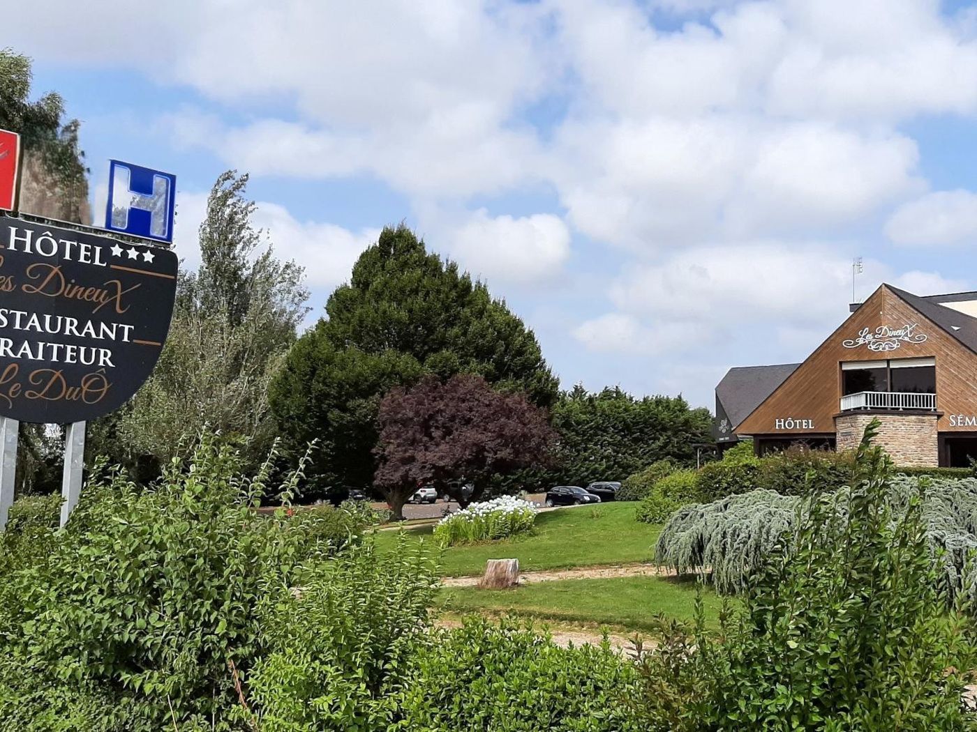 Les Dineux Village