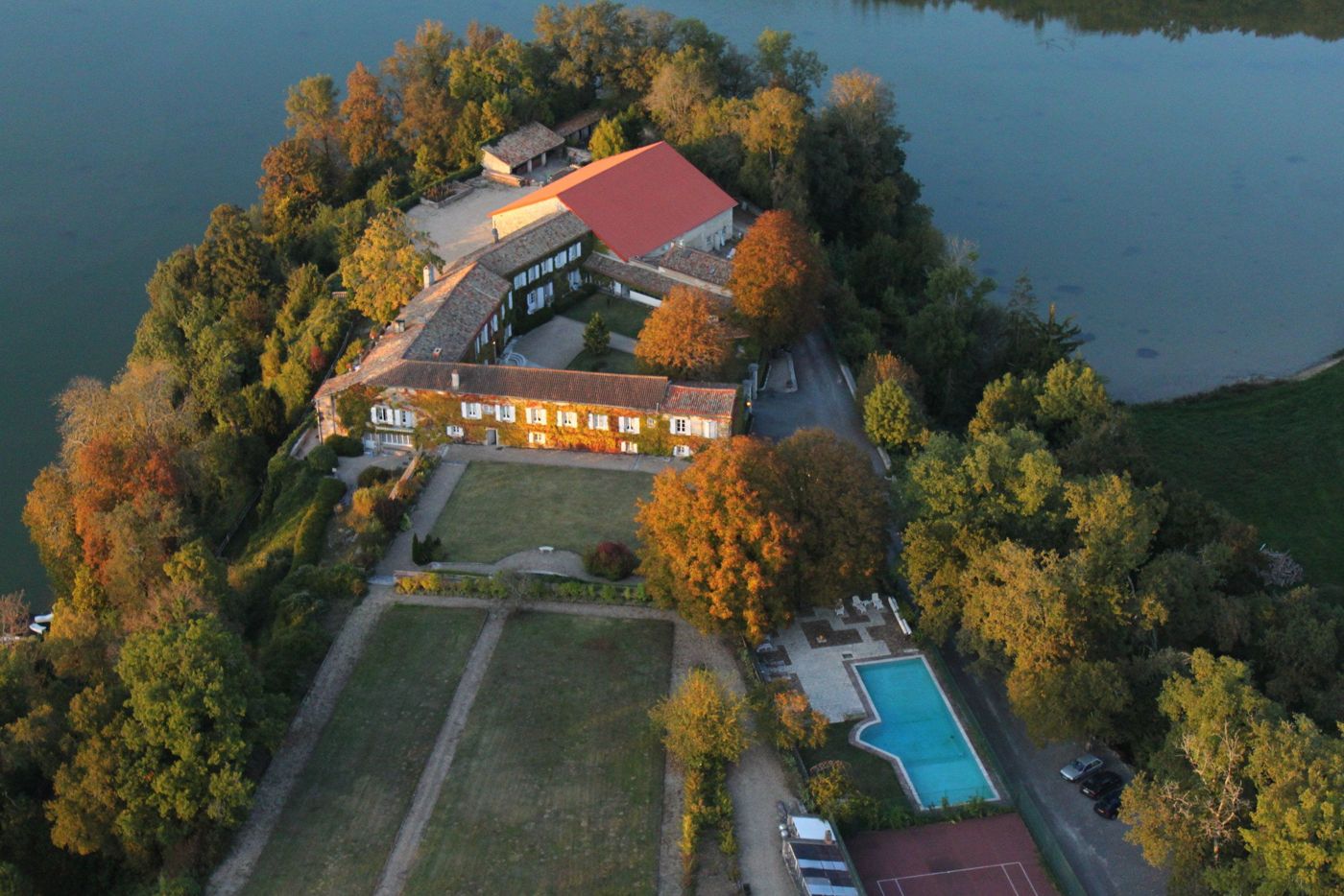 Logis Hôtels Domaine du Chatelard