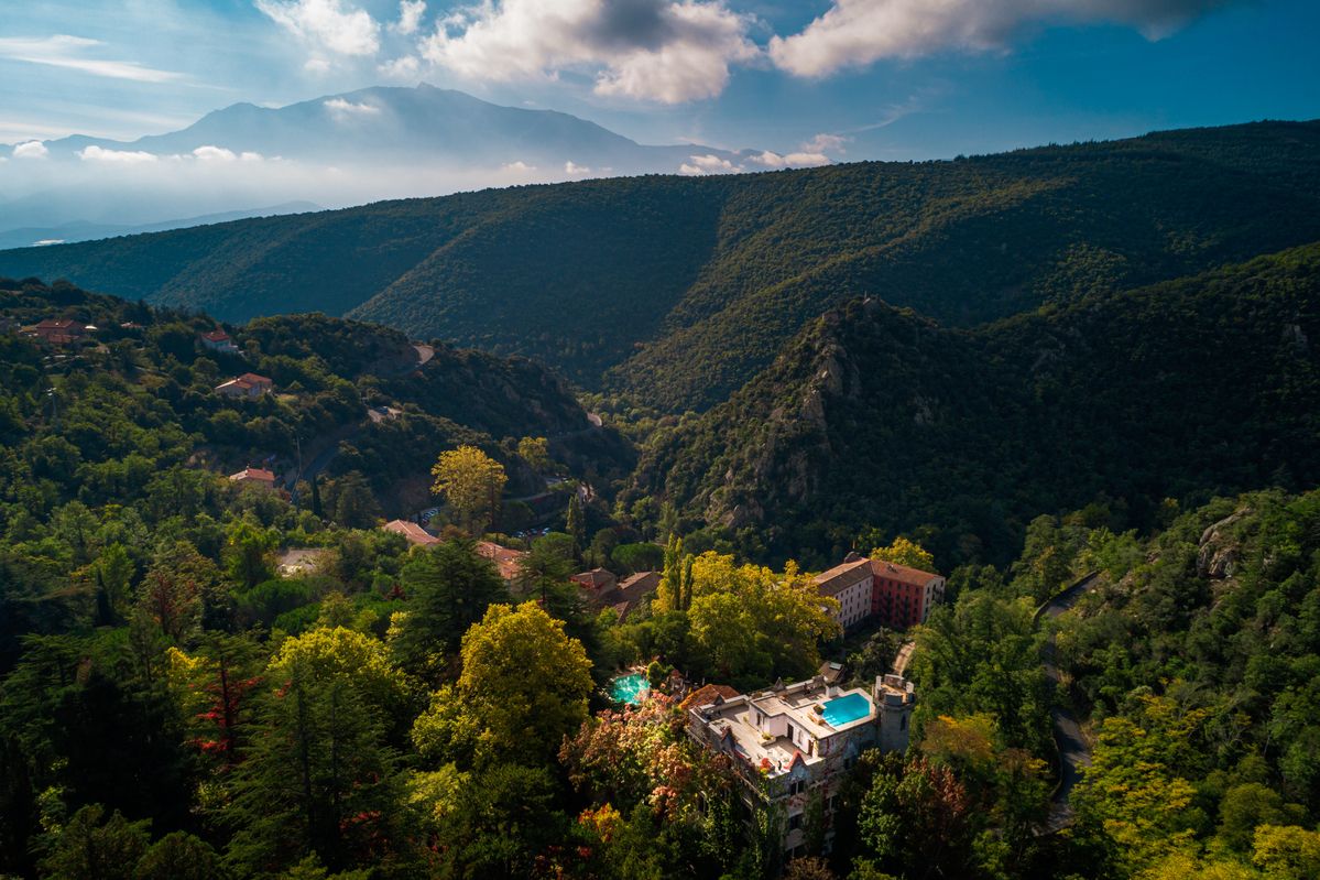 Les Pyrénées, Le Grand Hôtel & Le Château