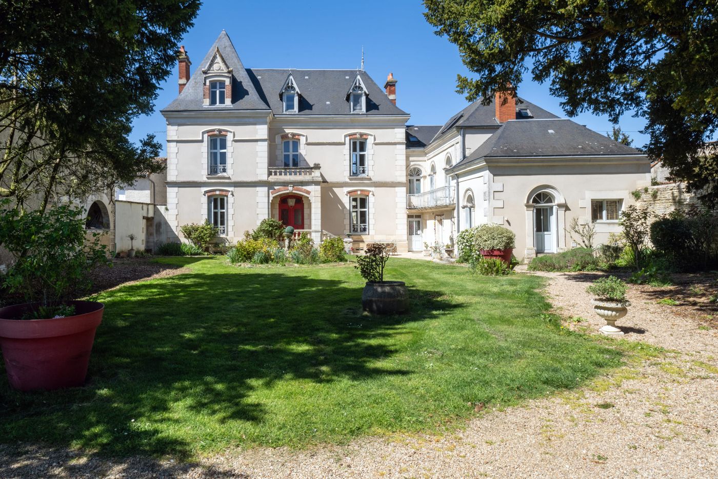 La Roseraie Neuville de Poitou