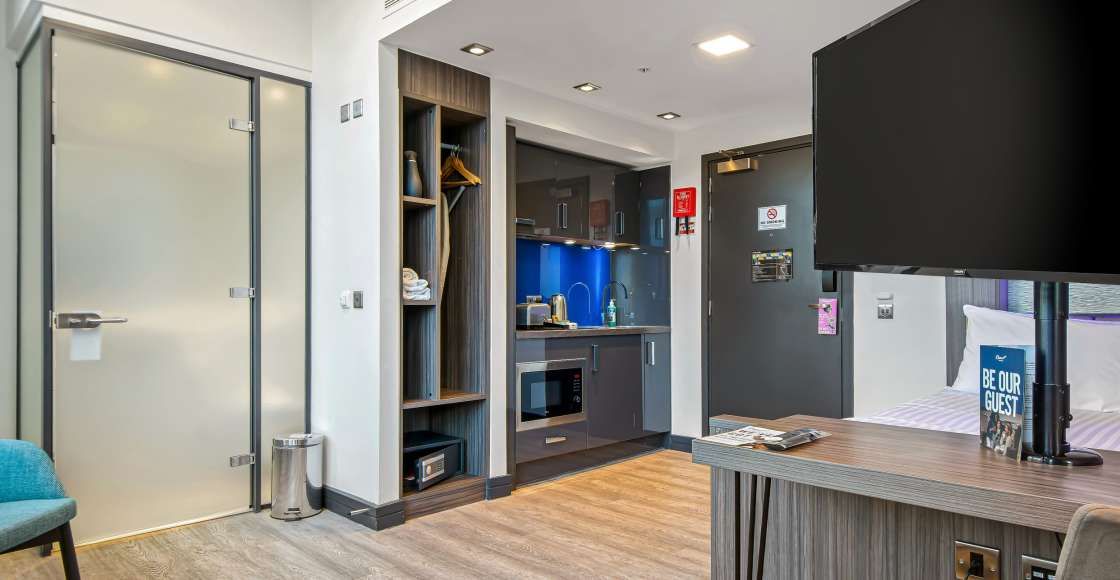 Roomzzz Manchester Victoria Aparthotel