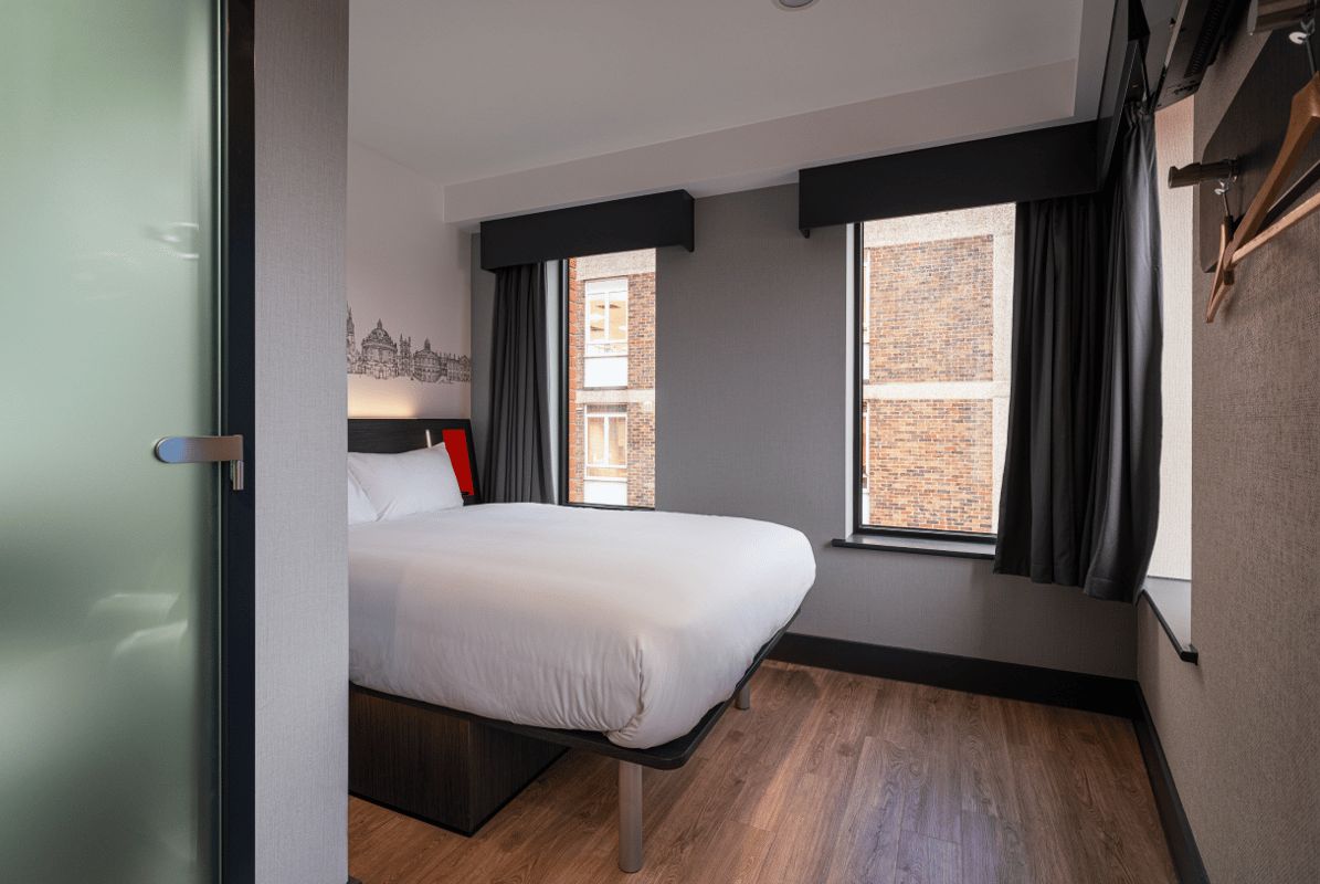 Easyhotel