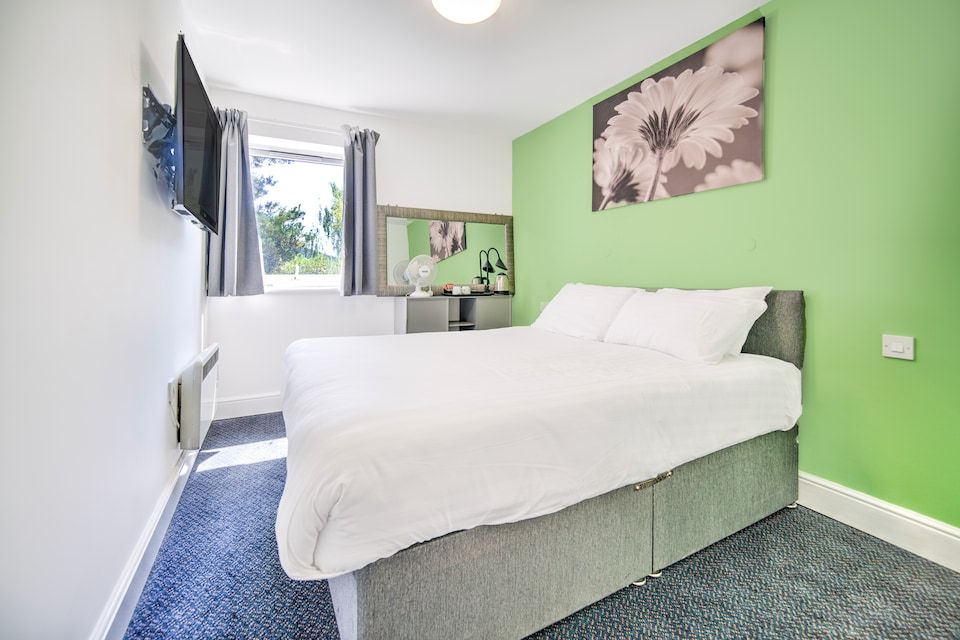 GO2 Gloucester Hotel by OYO