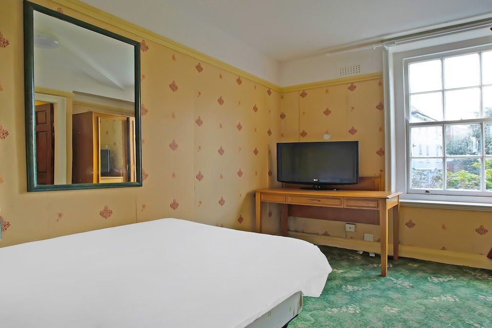 OYO Great White Horse Hotel