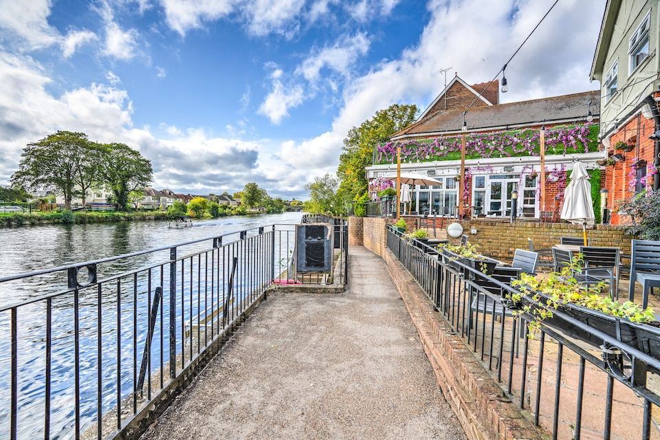 The Sunday Hotel Staines