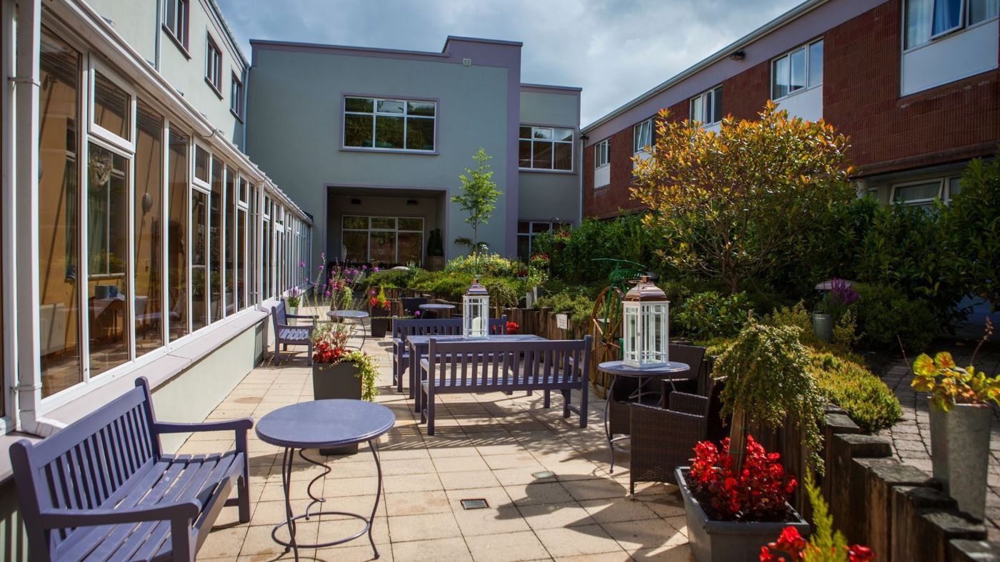 Four Seasons Hotel & Leisure Club