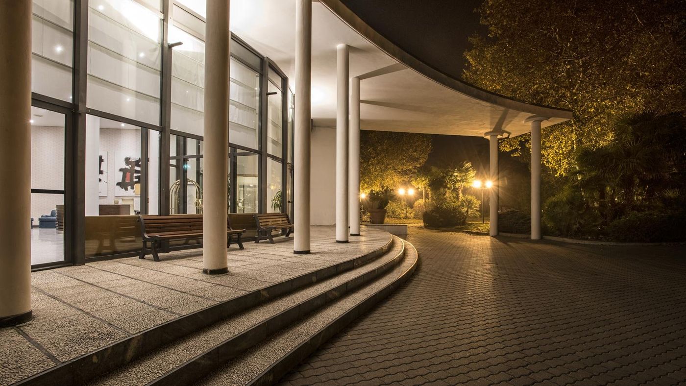 FlyOn Hotel & Center Conference