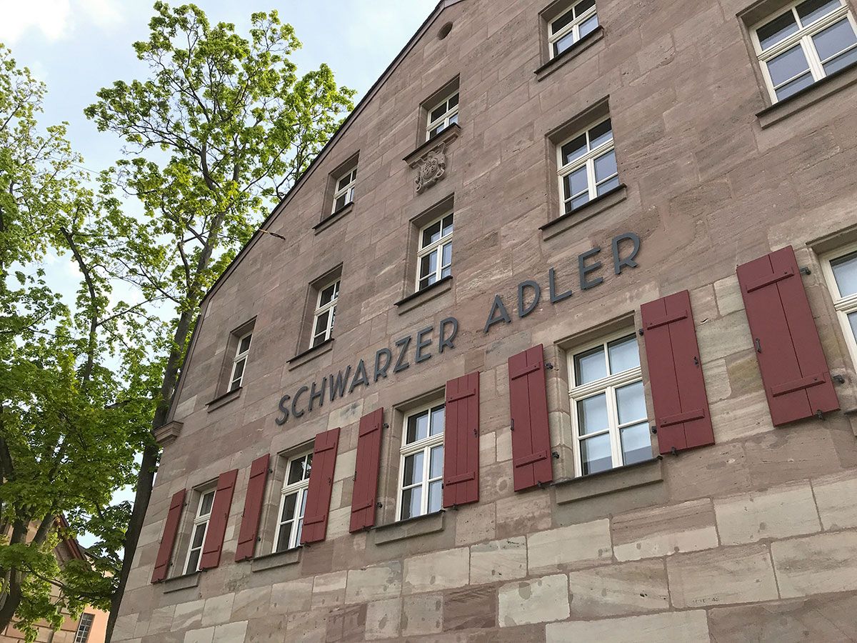 Schwarzer Adler