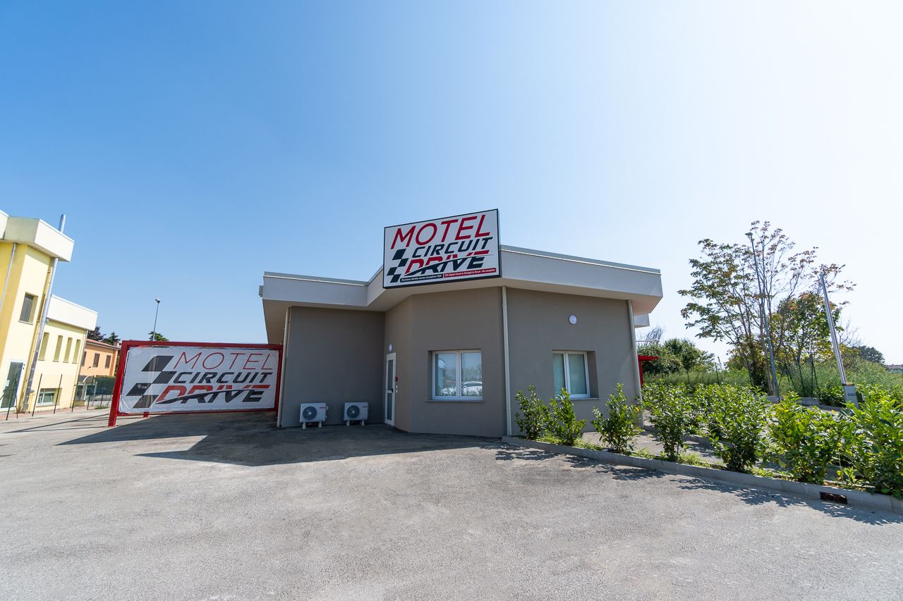 Motel Circuit Drive
