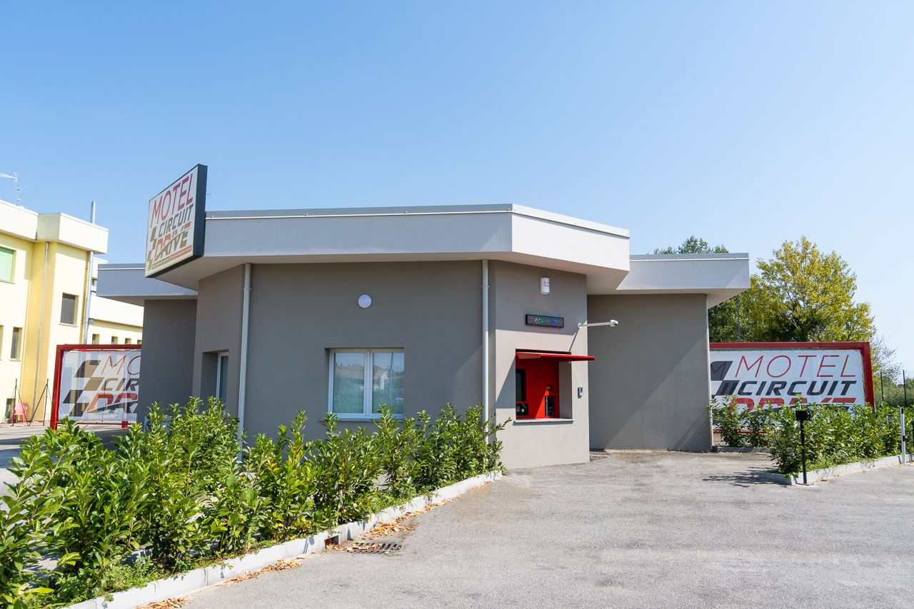 Motel Circuit Drive
