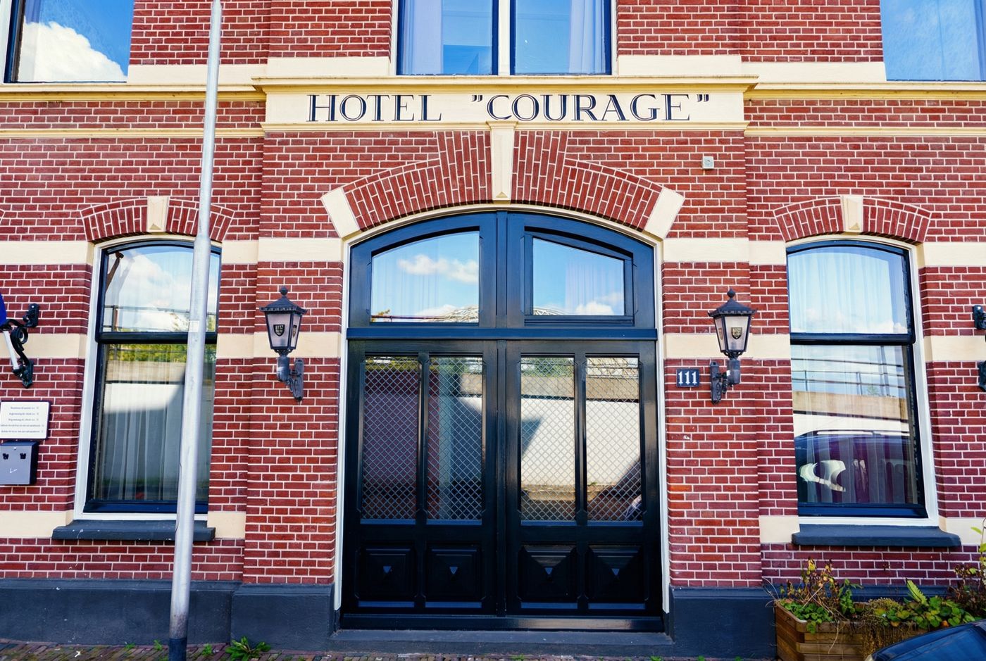 Hotel Courage