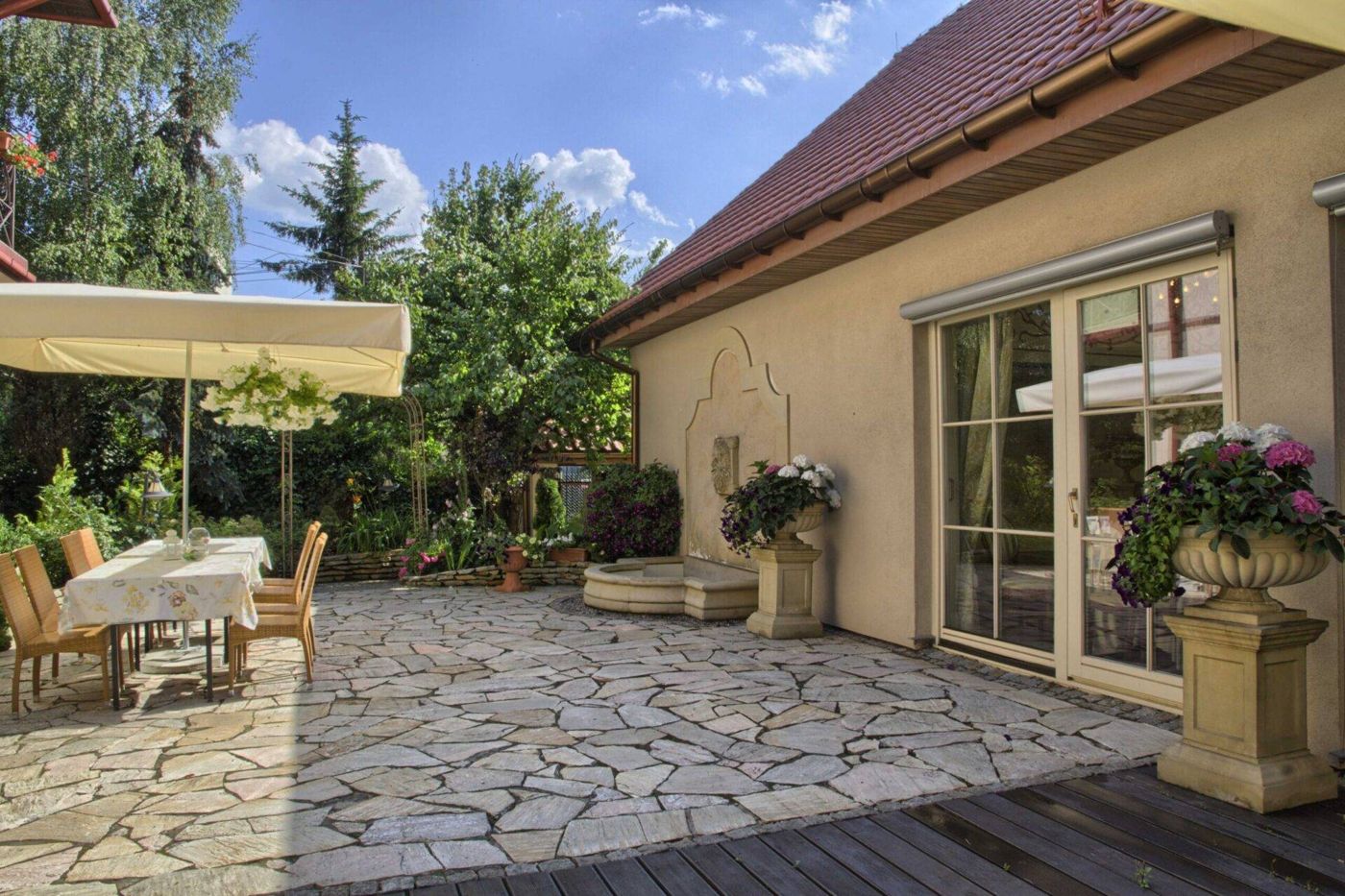 Villa Estera - Hotel & Restauracja