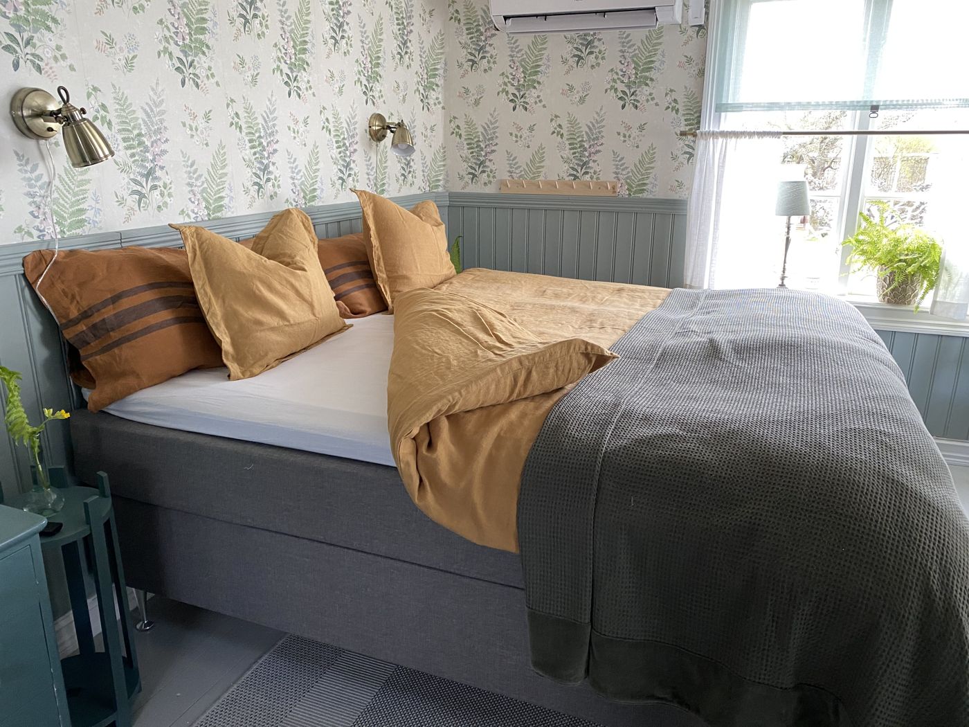 B&B Bland ormbunkar och rosor