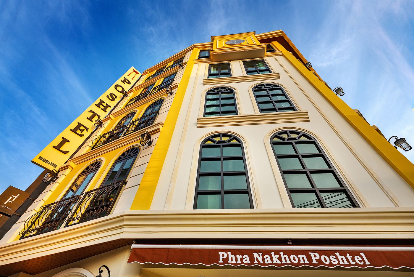 Phra Nakhon Poshtel