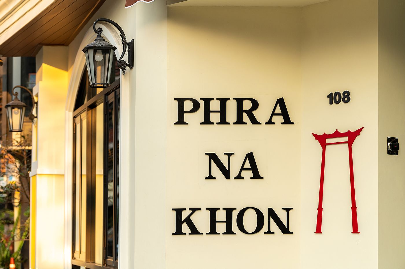 Phra Nakhon Poshtel