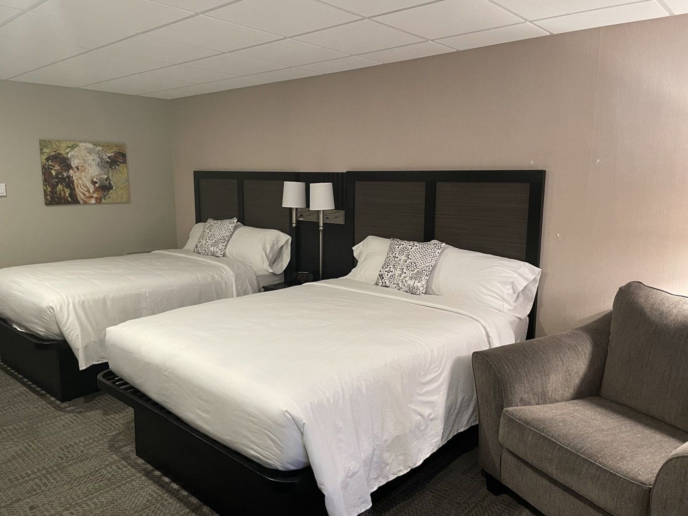 Country Squire Inn & Suites