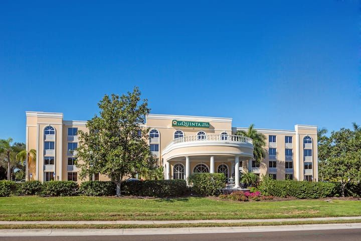 La Quinta Inn & Suites