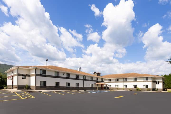 Super 8 by Wyndham Burnham/Lewistown