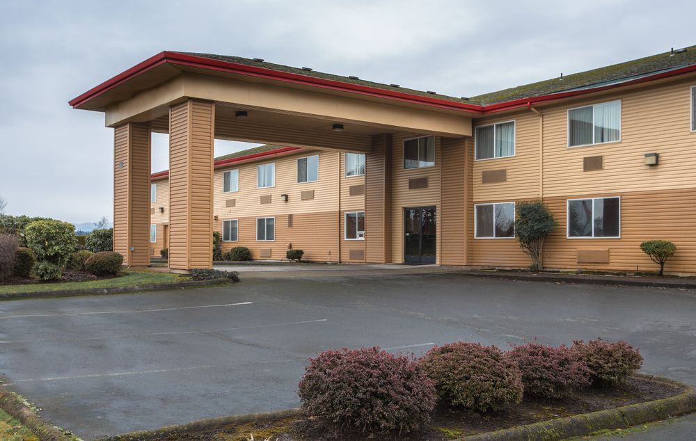 Bridgeway Inn & Suites