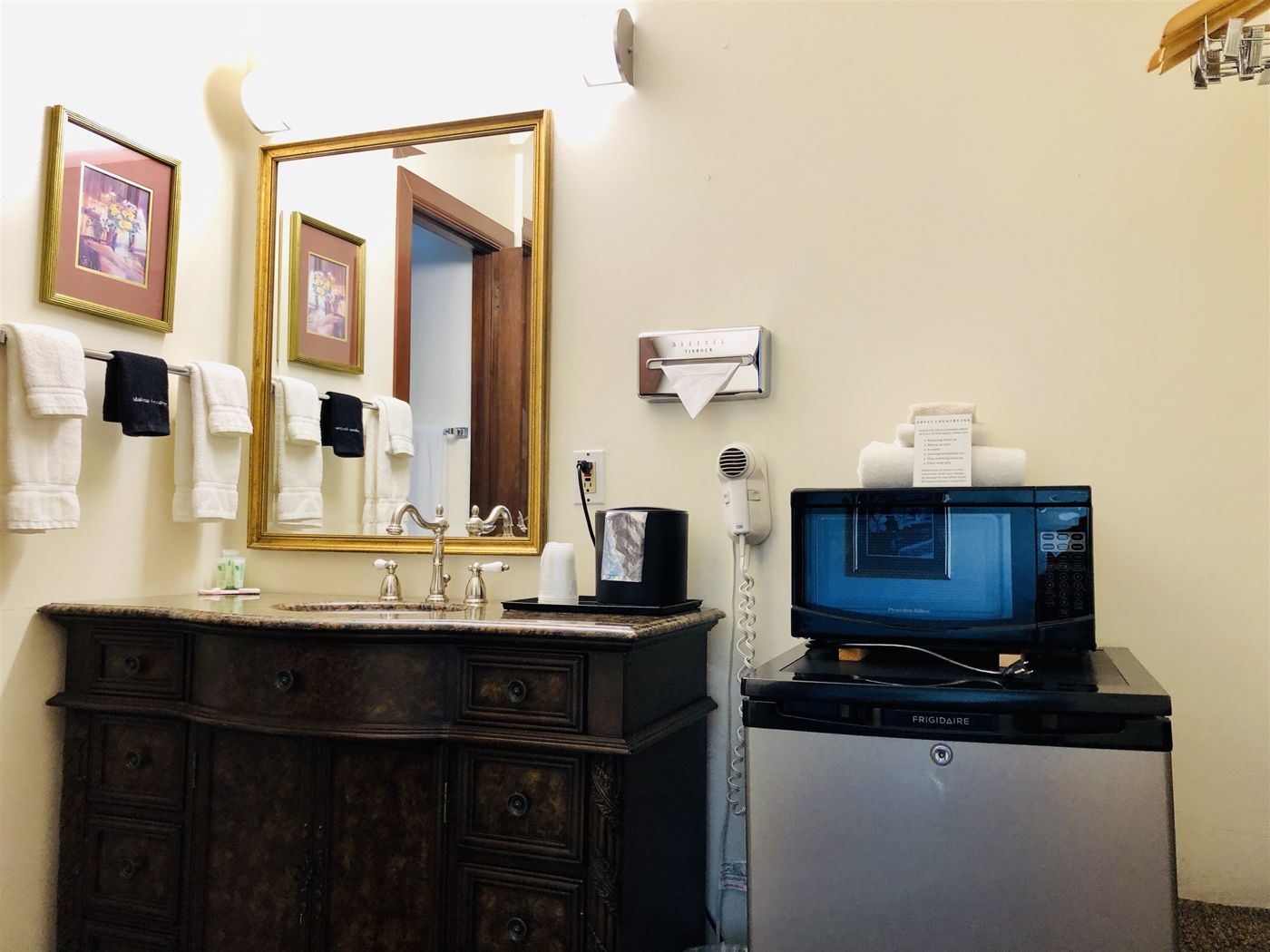 Crest Country Inn