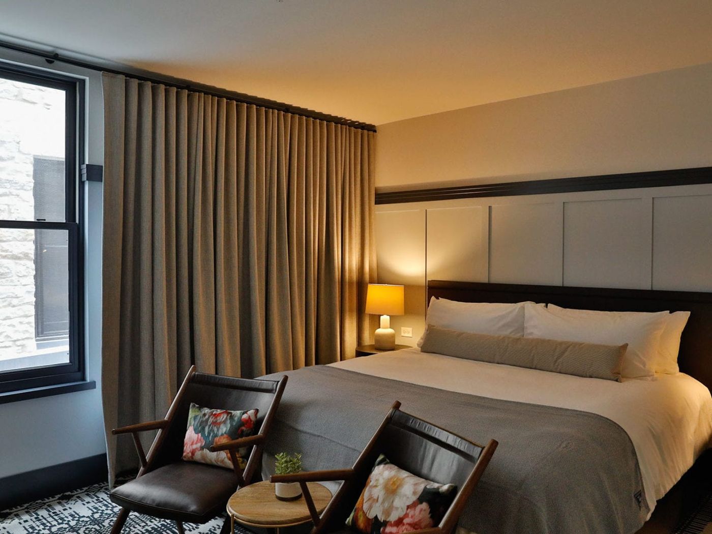 Lora Hotel