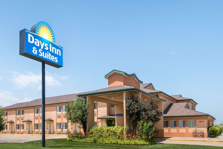 Days Inn & Suites Wichita