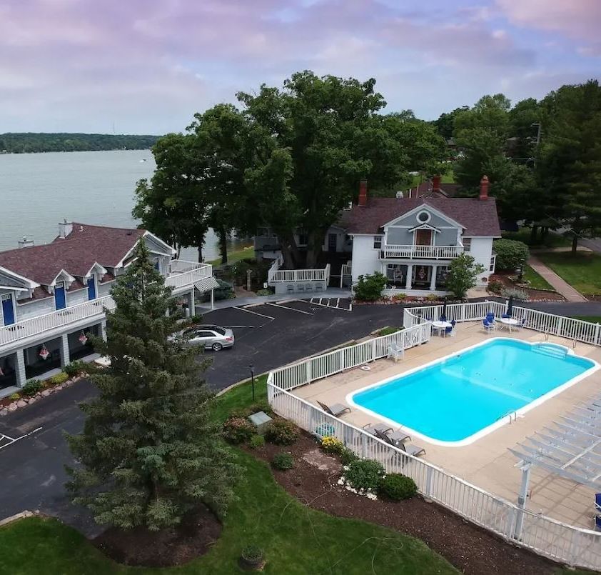 The French Country Inn On The Lake Hotel