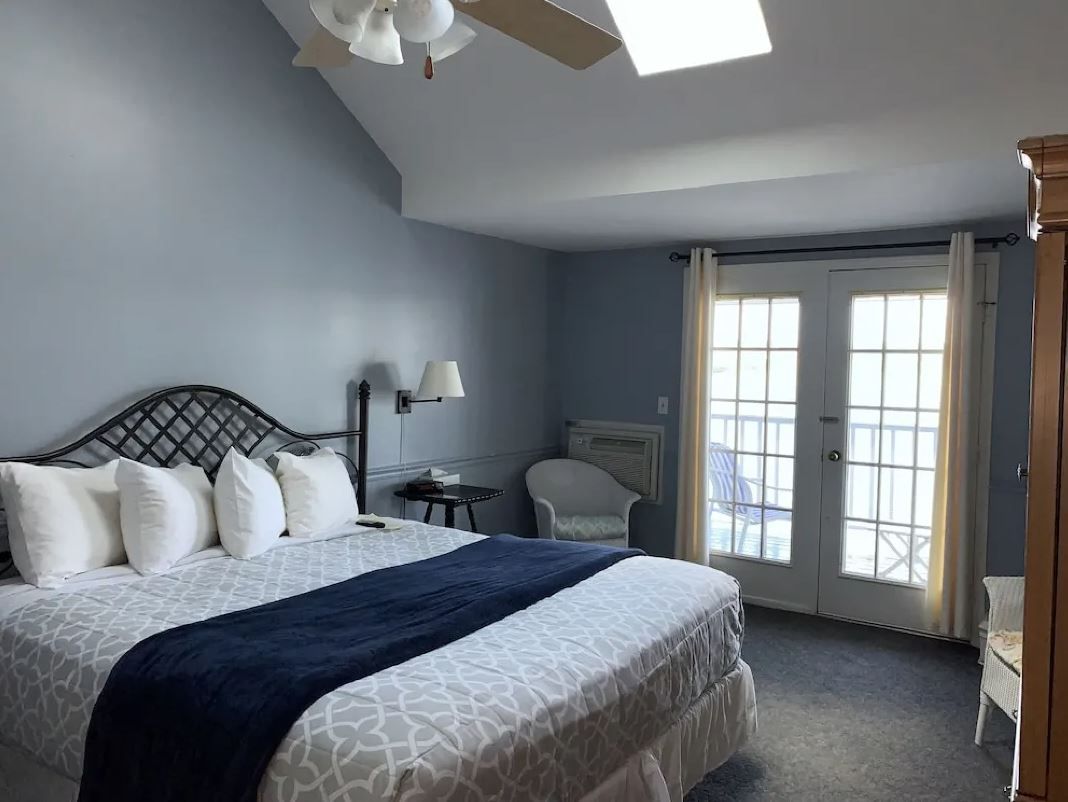 The French Country Inn On The Lake Hotel