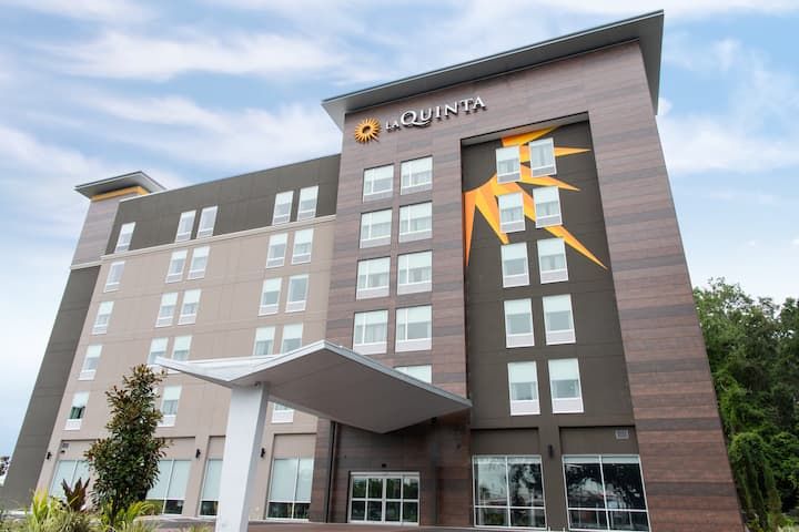 La Quinta Inn & Suites