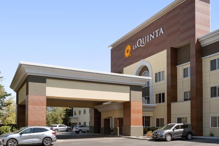 La Quinta Inn & Suites