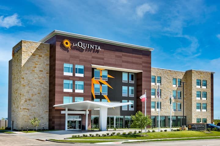 La Quinta Inn & Suites