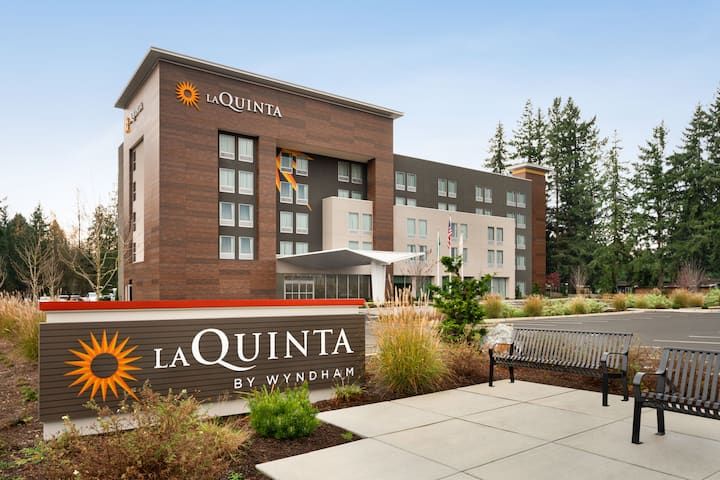 La Quinta Inn & Suites