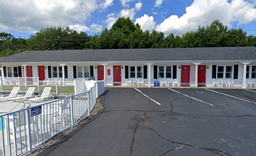 Carriage House Motel Cottages and Suites