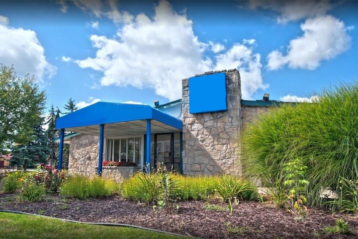 Travelodge by Wyndham Lansing