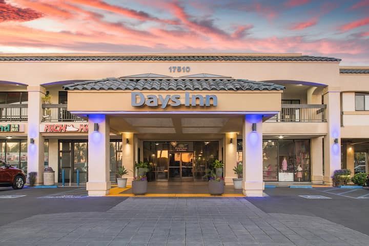 Days Inn and Suites by Wyndham Artesia