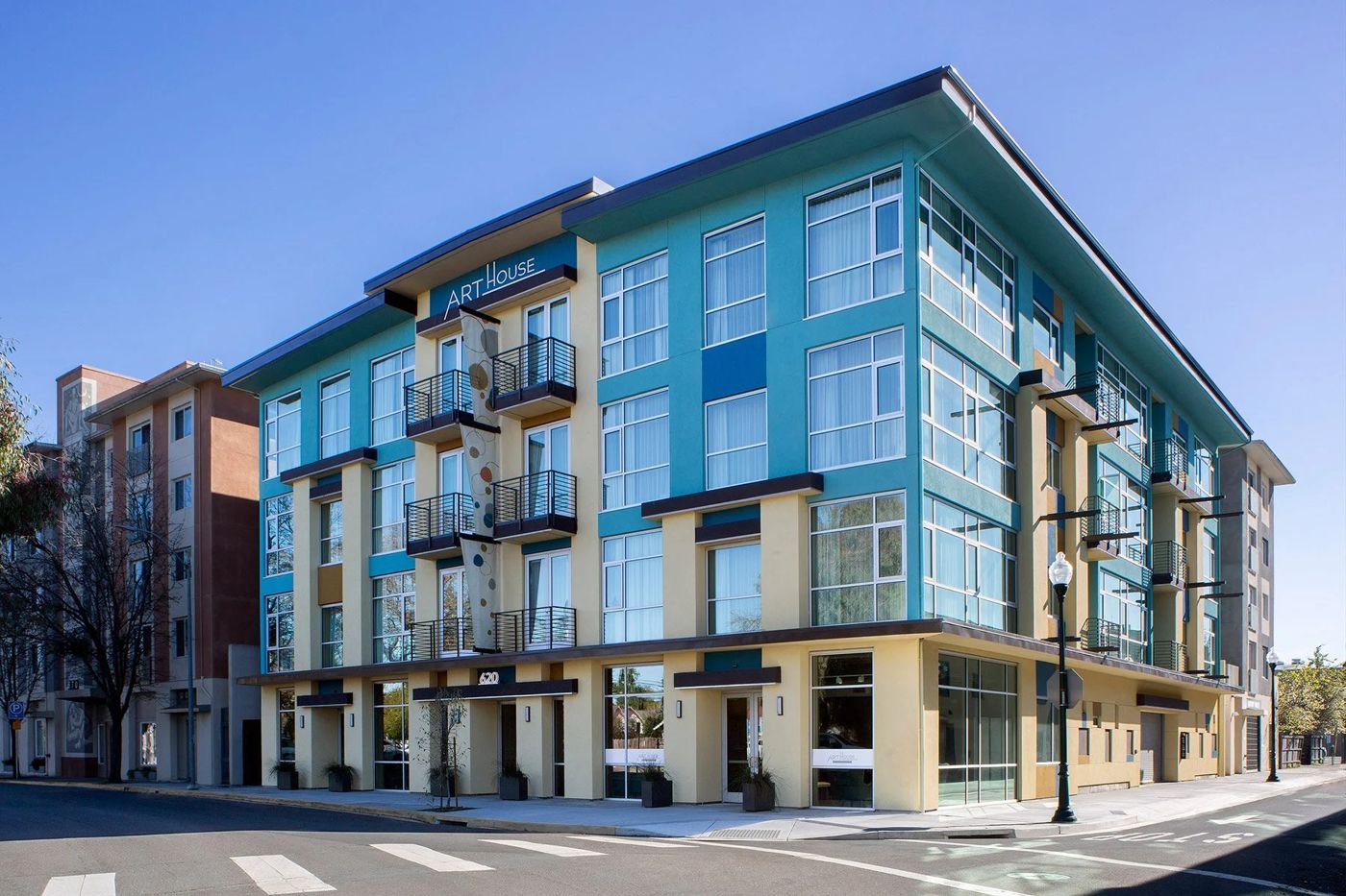 Art House Hotel & Suites