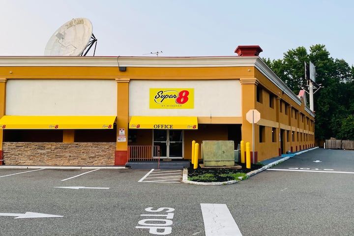 Super 8 by Wyndham Gloucester