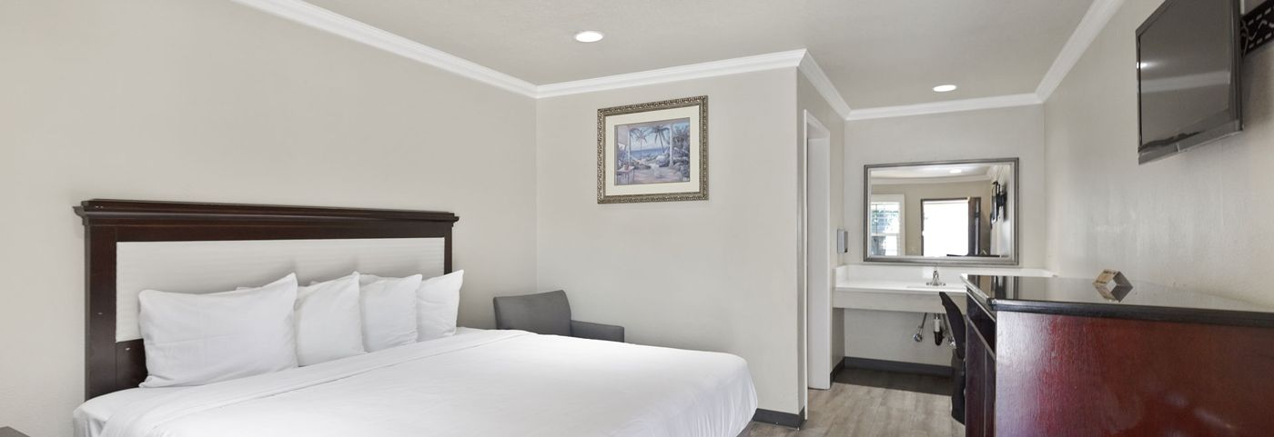Le Blanc Inn and Suites
